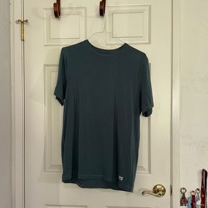 Mens large Vuori t shirt